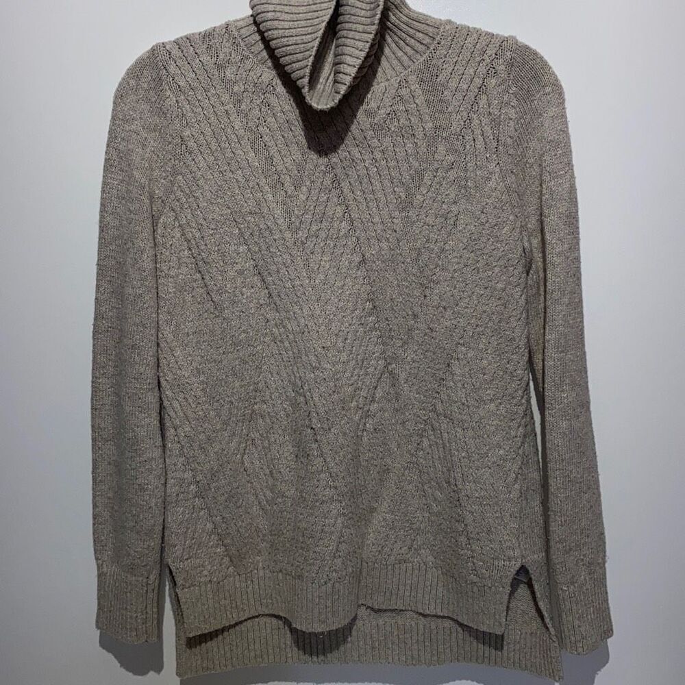 Banana Republic Women's Tan Slit Asymmetrical Hem Long Sleeve Sweater Size Small